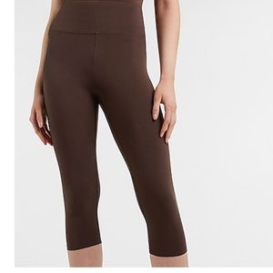 Express Capri leggings